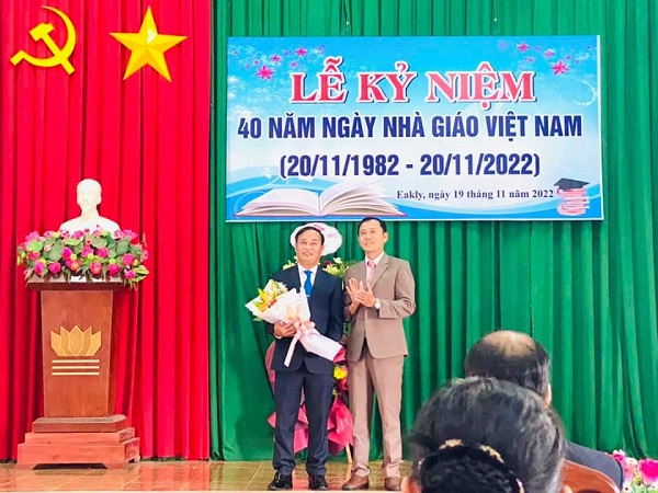 NGÀY 19/ 11/2022 ỦY BAN NHÂN XÃ EAKLY TỔ CHỨC LỄ KỶ NIỆM 40 NĂM NGÀY NHÀ GIÁO VIỆT NAM (20/11/1982 - 20/11/2022)